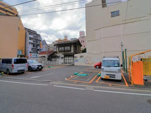 近隣コインパーキング（幟町第10）徒歩１分　08:00~20:00　40分200円　最大料金1700円　20:00～08:00　40分200円　最大料金800円　＊2020年5月現在