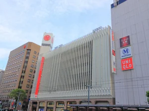 広島三越まで徒歩６分　広島三越　B1F：フードホール　１F：ワールドブティック、コスメ等　２F：ライフスタイリング、レディースシューズ等　３F:レディースカジュアル、ランジェリー　４F：レディースフォーマルサロン、ジュエリー　５F：メンズファッション　６F：ホームファッション　７F：催物会場　８F：催物会場、レストラン　＊2020年5月現在