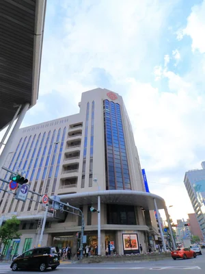 福屋八丁堀本店まで徒歩７分　B1F:食料品フロア　1F:インポートブティック、コスメ等　2F:婦人服、婦人靴等　3F:インポートブティック（メンズ・レディース）等　5F:紳士服、カジュアルウェア等　6F:和洋食器、家庭雑貨等　7F:時計、宝飾品等　8F:ベビー服、マタニティ用品等　9F:レストラン等　10F:レストラン　11F:外科、内科、胃腸科等　12F:美容室サロン等