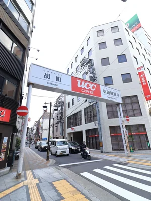 薬研堀通まで徒歩７分　入り口　徒歩1分　繁華街の入り口です。飲食店をはじめ、様々なお店が軒を連ねる通りなので、夜の広島を楽しむならここが一番でしょう。