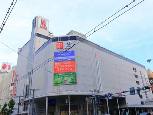 天満屋八丁堀ビルまで徒歩６分　八丁堀中心にあるので、目印にもなる建物になります。１～５F ：ヤマダ電機　６F：ユニクロ　７F：タリーズコーヒー　７～８F：丸善　等のテナントが入っているビルです。＊2020年5月現在