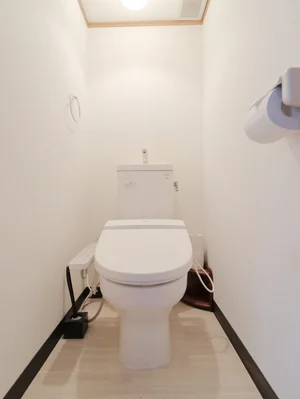 バストイレ別！トイレはなんとウォシュレット付き！トイレットペーパーやトイレブラシ等、他では置いてない備品も沢山ございますので短期～長期でお住まいの方にも「あったら助かるものが多い」と大変ご好評いただいております。