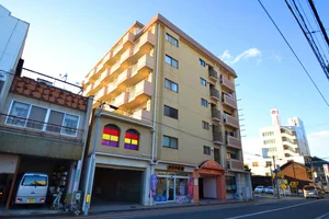 オートロック完備！セキュリティ面も安心できる福山駅まで徒歩9分の駅チカ物件♪徒歩圏内にコンビニや飲食店、ドラッグストアなどがありとても便利な立地です。