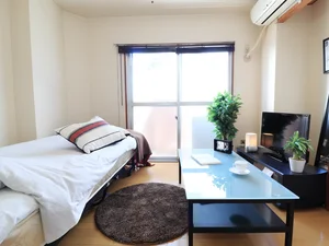 大き目なテレビがあり、ゆっくり寛げる空間となっております。家具家電だけでなく、ティッシュやリセッシュ等もご用意させていただいてますので、短期~長期でお住まいの方にもあったら助かるものが多いと、大変ご好評いただいております!!