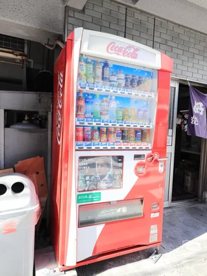 自販機 建物すぐそば