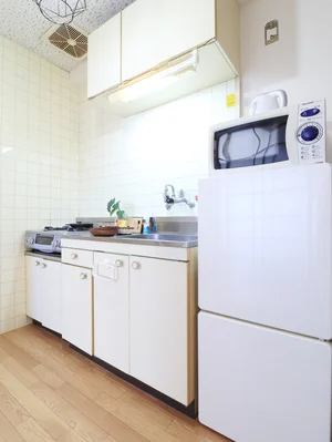 キッチン(^^♪フライパンなどの調理器具、お皿だけでなくケトルや炊飯器も標準装備されておりますので、食材だけ買ってきていただけたらすぐに自炊可能です!