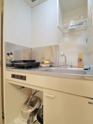 キッチンはお掃除する際に便利なＩＨ♪フライパンや鍋などの調理器具だけでなく、コップやお皿などもご用意しておりますので食材さえご用意いただければ、即日自炊可能です！