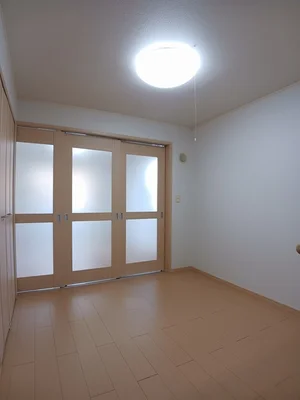 新城市のマンスリーマンション・ウィークリーマンション「プリムローズ・ヴィラ 102・洋室(No.1233873)」メイン画像