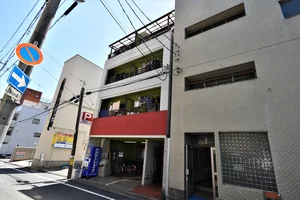防犯カメラ付敷地内ゴミ箱ありインターネット・WIFI無料!徒歩圏内にコンビニやカフェ、スーパーなど生活をする際に助かるお店が多く、非常に便利な立地となっております。