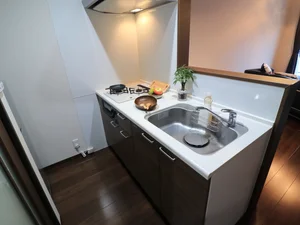 システムキッチンはなんと2口コンロ付き！！自炊を考えている方にオススメです♪また、フライパンなどの調理器具やお皿などもご用意しております！近くにスーパーがございますので買い物されて入居、そのまま調理も可能です(＾＾)/