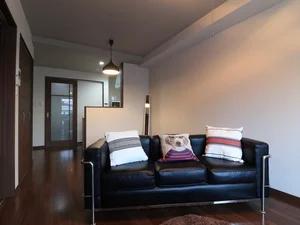 大きめなテレビとソファをご用意しているので、のびのびと過ごせる空間となっております。