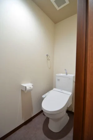 トイレはうれしいウォシュレット付き♪トイレブラシやトイレットペーパーもご用意しております！