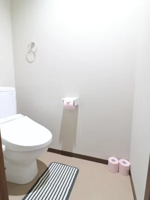 バストイレ別!トイレはなんとウォシュレット付き!トイレットペーパーやトイレブラシ等、他では置いてない備品も沢山ございますので短期~長期でお住まいの方にも「あったら助かるものが多い」と大変ご好評いただいております。