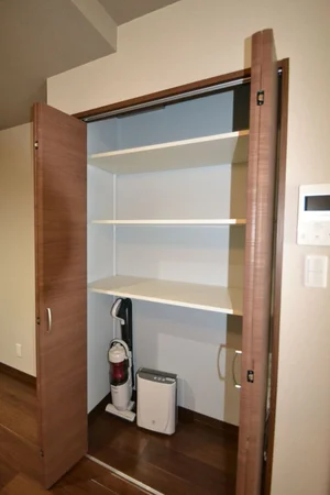 大きなキャリーケースも楽々入る収納スペース付き(^^♪掃除機もございますので、清潔な空間を保っていただくことができます！