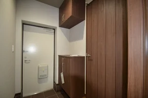 玄関はとても暖かい雰囲気となっております♪シューズボックスが備え付けられておりますので常に綺麗な状態でお使いいただけます(＾＾)