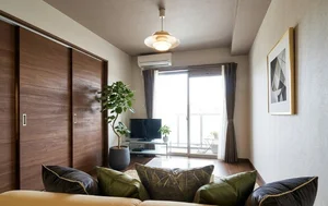 おおきめなTVとソファがございますので、ゆっくり過ごしていただくことができます(^^♪また、ネット無料!!ビジネスなどでパソコンを使用したい方にオススメです。※植木と額と装飾やクッションなどは写真用です。