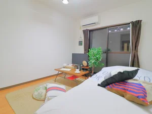 開口部が多く　日光を取り入れやすいので　明るい室内となっております！　2名まで入居可能です。