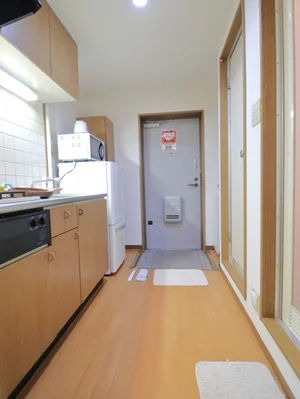玄関　冷蔵庫や電子レンジなど一人暮らしに必要な家具家電をご用意しております