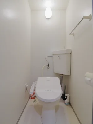 バストイレ別！トイレはなんとウォシュレット付き！トイレットペーパーやトイレブラシ等、他では置いてない備品も沢山ございますので短期～長期でお住まいの方にも「あったら助かるものが多い」と大変ご好評いただいております。