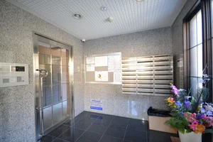 高級感があるエントランス！オートロックがついているので、セキュリティ面も安心です♪