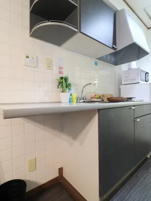 お洒落なシステムキッチン(^^♪お手入れが簡単なIHコンロですので常に綺麗好きの方にもオススメです。ご用意しているフライパンももちろんIH対応のものなので、入居してすぐ自炊も可能です♪
