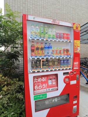 敷地内自販機あり　コンビニに行かなくても飲み物が購入できて便利！