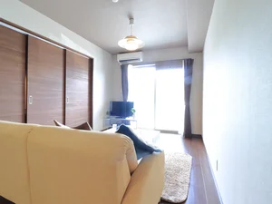 ソファ付きのリビング！　セパレートタイプのお部屋なので広々とお使いいただけます。