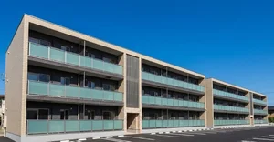 徒歩圏内にフレスタ草戸店、コンビニなどございますので非常に便利な立地です♪オートロック完備なのでセキュリティ面も安心！駐車場あり！車で移動を考えている方にもオススメです。