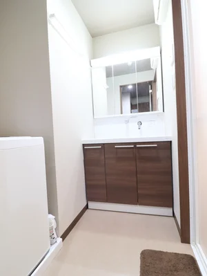 忙しい朝でも余裕をもって身だしなみが整えることができる独立洗面台！室内洗濯機なので天気が悪い日でも洗濯することができます。また、洗濯洗剤もご用意しておりますので、入居即日に洗濯可能です♪