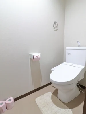 バストイレ別！トイレはなんとウォシュレット付き！トイレットペーパーやトイレブラシ等、他では置いてない備品も沢山ございますので短期～長期でお住まいの方にも「あったら助かるものが多い」と大変ご好評いただいております。