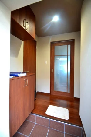 玄関はとても暖かい雰囲気となっております♪シューズボックスが備え付けられておりますので常に綺麗な状態でお使いいただけます(＾＾)