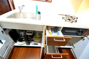 調理器具だけでなく、お皿などもご用意しております。炊飯器もございますので毎回炊き立てのご飯をたべていただくことも可能(^^♪