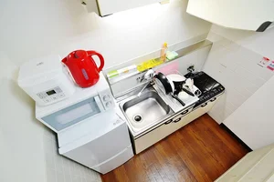 広いキッチンには、冷蔵庫・電子レンジ・ケトル・ＩＨクッキングヒーター・お鍋やフライパン・食器までご用意しております！大元駅周辺や物件の近辺にもスーパーやドラックストア・コンビニもございますのでお買い物も便利ですね☆