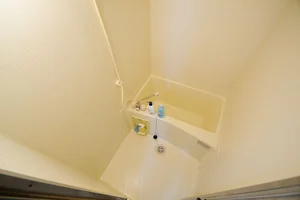 ホテルなどに宿泊した際に、温度調節が難しいと感じたお客様の多いのではないでしょうか。こちらのお部屋のお風呂は温度調節付きですので、安心してお使い頂けます♪また、シャンプーやボディーソープ、お風呂用洗剤もご用意しておりますので長期のご利用でもご安心下さい☆