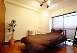 寝室も広めのお部屋となりますので、ゆっくりとお休みいただけるかと思います。また、こちらのお部屋にはデスクとチェアのご用意しておりますのでパソコンや資料の記入などの事務作業にもお使い頂けます！弊社では岡山県最安値でお部屋を提供させていただいておりますのでご予約はお早めに♪