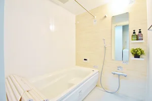 お風呂・トイレ別なので湯舟にゆっくり使って一日の疲れも癒せます♪なんと浴室乾燥暖房機付き!(゜゜)天気など関係なく洗濯ができます!また、シャンプーやボディーソープもご用意させていただいてますので、入居してすぐに入浴いただくことも可能です。