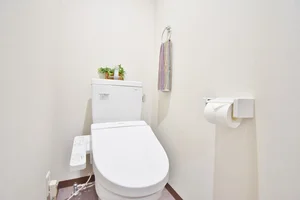 トイレはうれしいウォシュレット付き♪トイレブラシやトイレットペーパーもご用意しております!