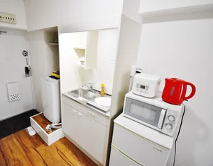 キッチンには全室冷蔵庫・ケトル・炊飯器・鍋・フライパン・食器類（お皿・グラス・マグカップ・茶碗・汁椀・フォーク・スプーン・包丁・まな板・お玉・フライ返し・ボウル・ザルなど）をご用意しております♪食材さえご購入いただければ自炊をしていただけますので長期ご利用のお客様でも安心ですね！