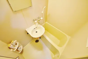 バストイレ別ですので、女性でも安心してご利用いただけます♪バスルームにはシャンプー･リンス・ボディソープ・風呂用洗剤・スポンジをご用意しておりますのでぜひご活用ください！尚、シャンプーとリンスは別にご用意しております＾＾