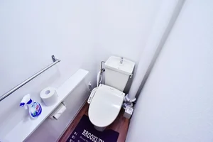 ウォシュレットつきのトイレです。老若男女皆様に安心してご利用いただけますね☆トイレにもトイレ用洗剤とトイレ用ブラシをご用意しておりますので長期ご利用の場合の気になる汚れなどもお掃除して頂けます＾＾全室随時ご入居の募集を行っておりますので、空室確認やお問い合わせはお問い合わせフォームからお待ちしております♪