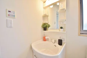 たくさんある台のおかげでメイク道具をポーチに戻さなくてもいいですね^^