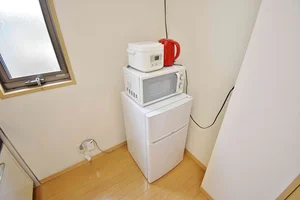 冷蔵庫・電子レンジに加わって炊飯器・ケトルも付いてます!コーヒーや紅茶を飲みたいとき、すぐにお湯を沸かすことができます^^