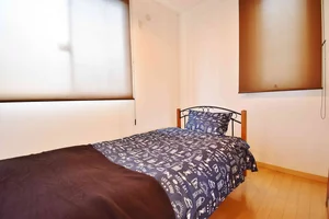 ベッドの横にはすぐ窓があるので朝日を浴びて起きることができます^^