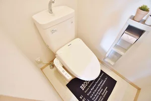 ウォシュレットつきのトイレです。老若男女皆様に安心してご利用いただけますね☆トイレにもトイレ用洗剤とトイレ用ブラシをご用意しておりますので長期ご利用の場合の気になる汚れなどもお掃除して頂けます^^