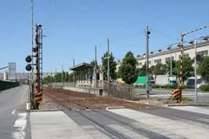 三菱自工前駅まで車で10分、4.5km。