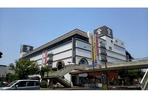 倉敷駅南口前にある「天満屋倉敷店」まで車で19分、7.9km。うどん屋、商店街は現在も観光地です。是非一度。