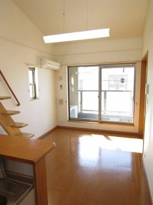 のマンスリーマンション・ウィークリーマンション「シュティル　ブリーゼ 201・洋室(No.1235109)」メイン画像