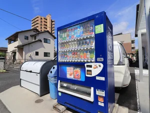 敷地内自販機　コンビニに行かなくても飲み物がすぐに手に入るので便利です！