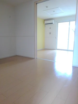 のマンスリーマンション・ウィークリーマンション「ゼファーしるく 102・洋室(No.1238242)」メイン画像