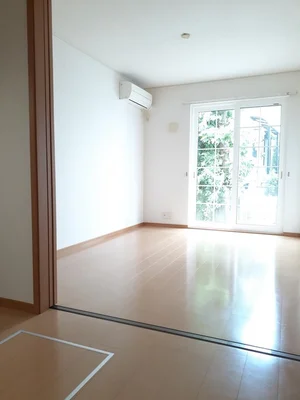 のマンスリーマンション・ウィークリーマンション「ビバリ－ヒルズ春山Ａ 102・洋室(No.1239414)」メイン画像